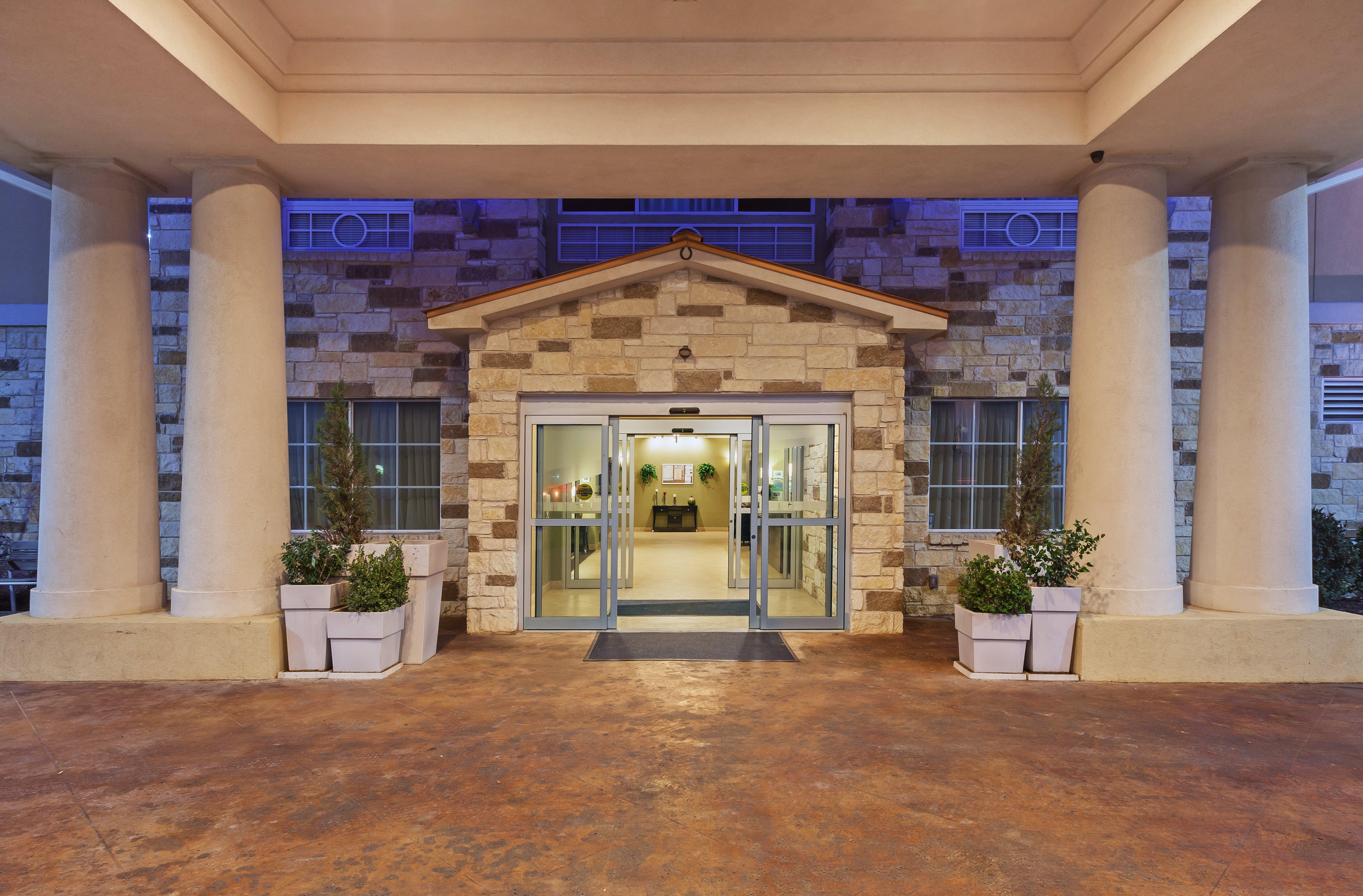 Holiday Inn Express & Suites Brady By Ihg Ngoại thất bức ảnh