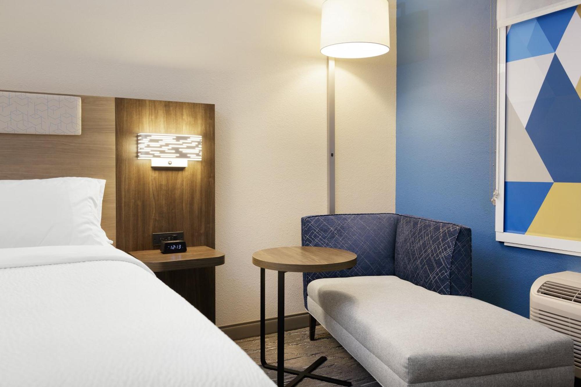Holiday Inn Express & Suites Brady By Ihg Ngoại thất bức ảnh