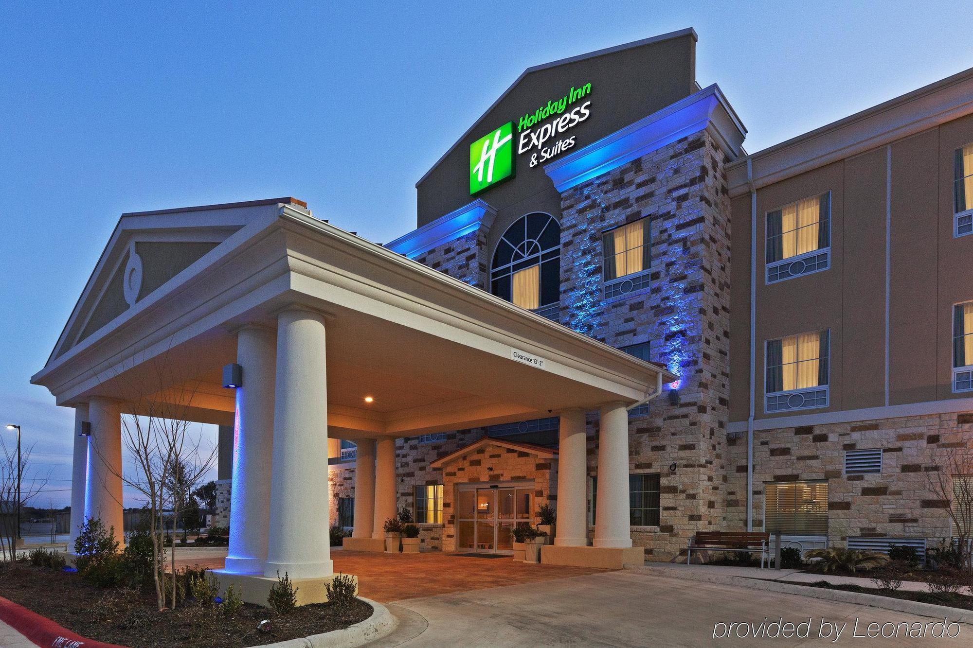 Holiday Inn Express & Suites Brady By Ihg Ngoại thất bức ảnh