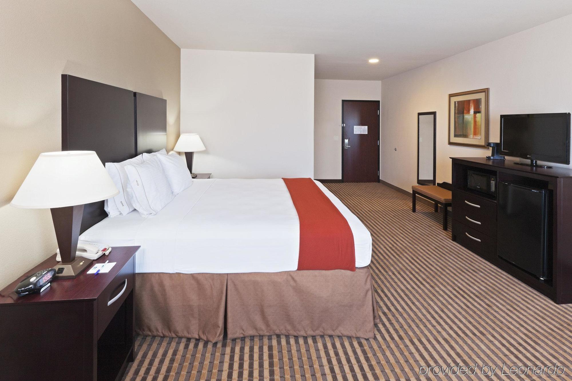 Holiday Inn Express & Suites Brady By Ihg Phòng bức ảnh