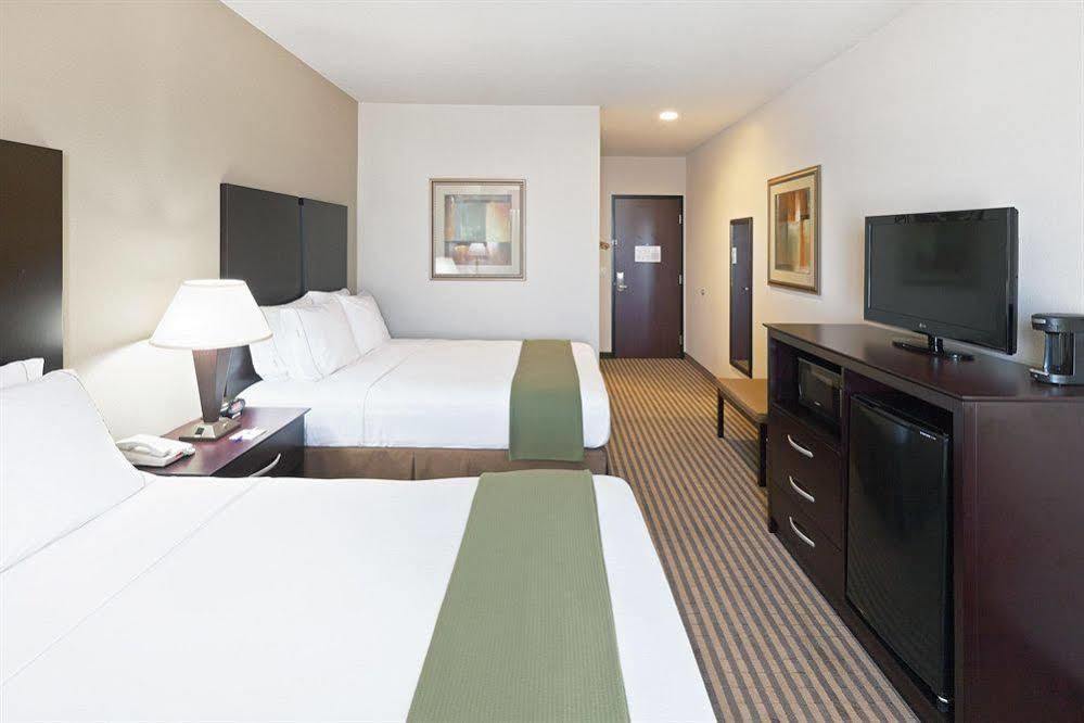 Holiday Inn Express & Suites Brady By Ihg Ngoại thất bức ảnh